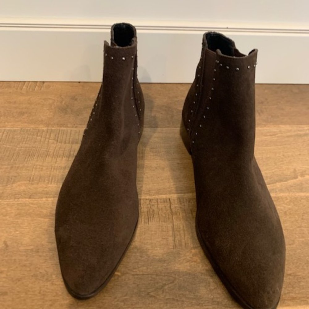 NWOT Donald Pliner Gavi Oily Suede Studded Ankle Bootie in Size 8